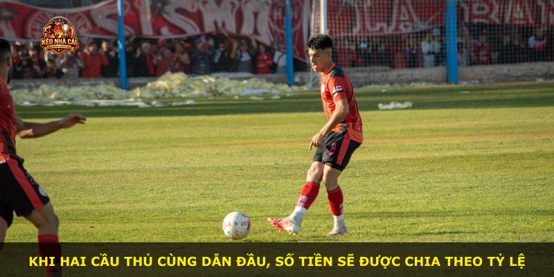 Khi hai cầu thủ cùng dẫn đầu, số tiền sẽ được chia theo tỷ lệ